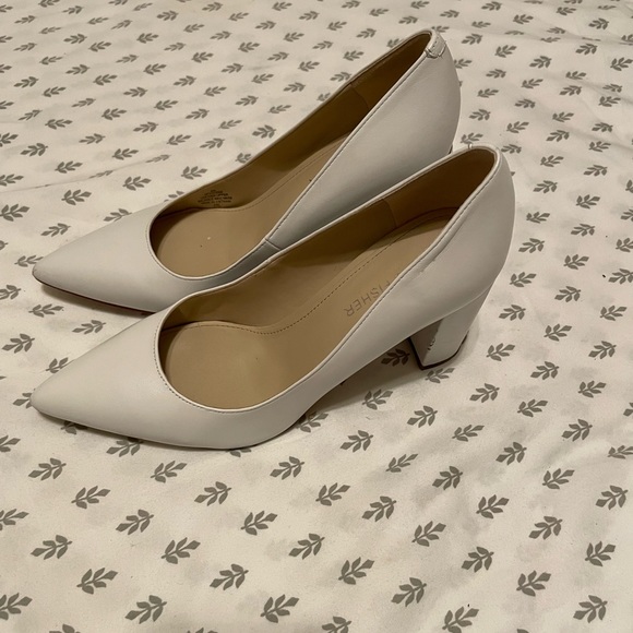 Marc Fisher White leather block heel pointy toe pump - Picture 3 of 6